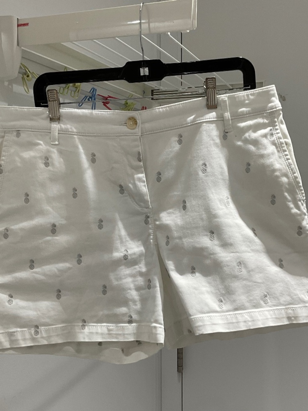 LILLY PULLITZER WHITE SHORTS WITH PINNAPPLE EMBROIDERY